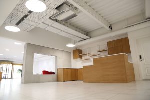 ساختمان شرکت کافه بازار - چراغ دایره ای لینو آویز