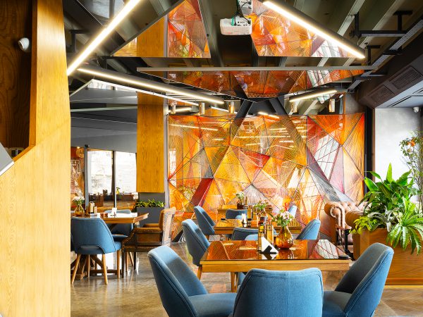 تصویر رستوران آدرین، چراغ خطی ( نور خطی ) لاین نورانه