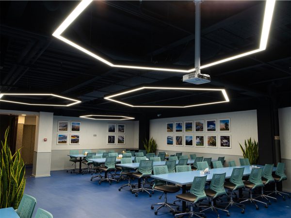 سالن چند منظوره بیمه سامان چراغ معماری هگزا تولیدی صنایع روشنایی نورانه