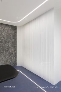 طبقه دوم دفتر شرکت ساپرامین، چراغ کرو لاین نورانه