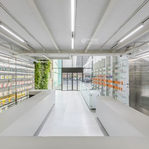 طراحی روشنایی و نورپردازی داروخانه نوید با چراغ های خطی و مگنتی شرکت نورانه